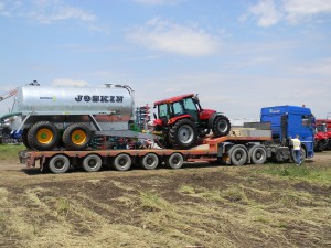 transport agabaritic tractor Case IH si cisterna